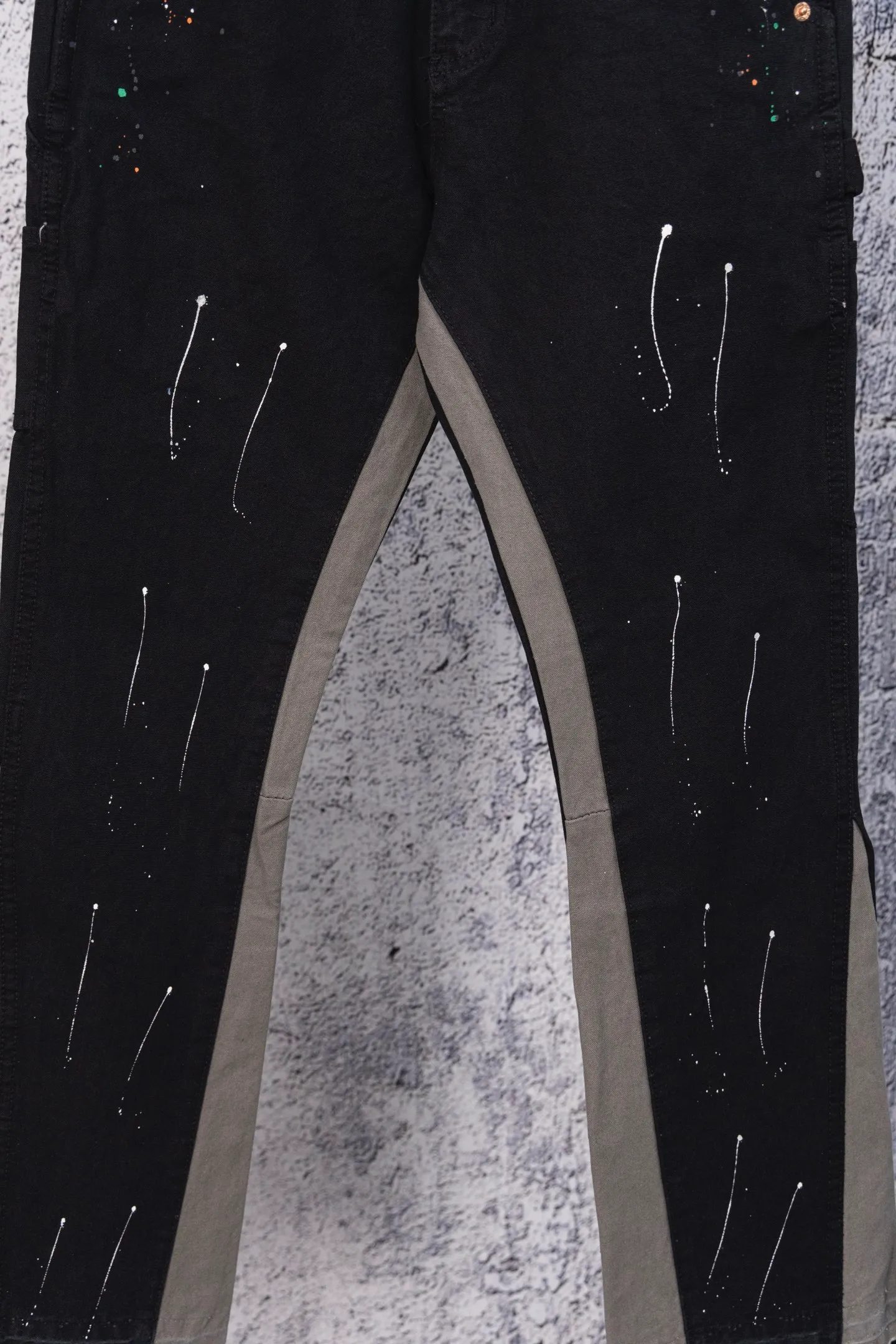 💰230 GALLERY DEPT.25ss new style splash-ink patchwork jeans, bootcut trousers, denim + splash-ink, full of artistic sense! The trouser legs are spliced ​​with denim, creating a layered look, and the words "GALLERY DEPT." are super recognizable✨. High-density denim, wear-resistant and comfortable, perfect for daily wear or street style. Inspired by the classic elements of Helmut Lang, splashing ink is full of three-dimensionality. Pair it with simple tops or HL items to easily get a sense of avant-garde fashion! Gallery Dept. targets the global fashion pioneer group aged 18-35 and positions itself as a "high street art trendy brand". Its core competitiveness lies in: • Cultural symbol output: Through endorsements from stars such as Virgil Abloh, Jennie, and Justin Bieber, it strengthens the brand's benchmark status in the hip-hop and fashion circles. Size: 28-36 Color: black